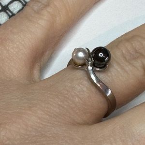 Slim Sterling Silver Ring with Small Black and Silver Real Pearls size 6.5 EUC